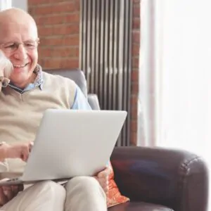 Imagem do artigo INSS notifica 4 milhões de beneficiários para realizar a Prova de Vida_ saiba o que fazer. Prestação de serviço para idosos