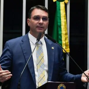 Artigo sobre Flávio Bolsonaro revela o “preço” para desistir da candidatura e acende debates para 2026